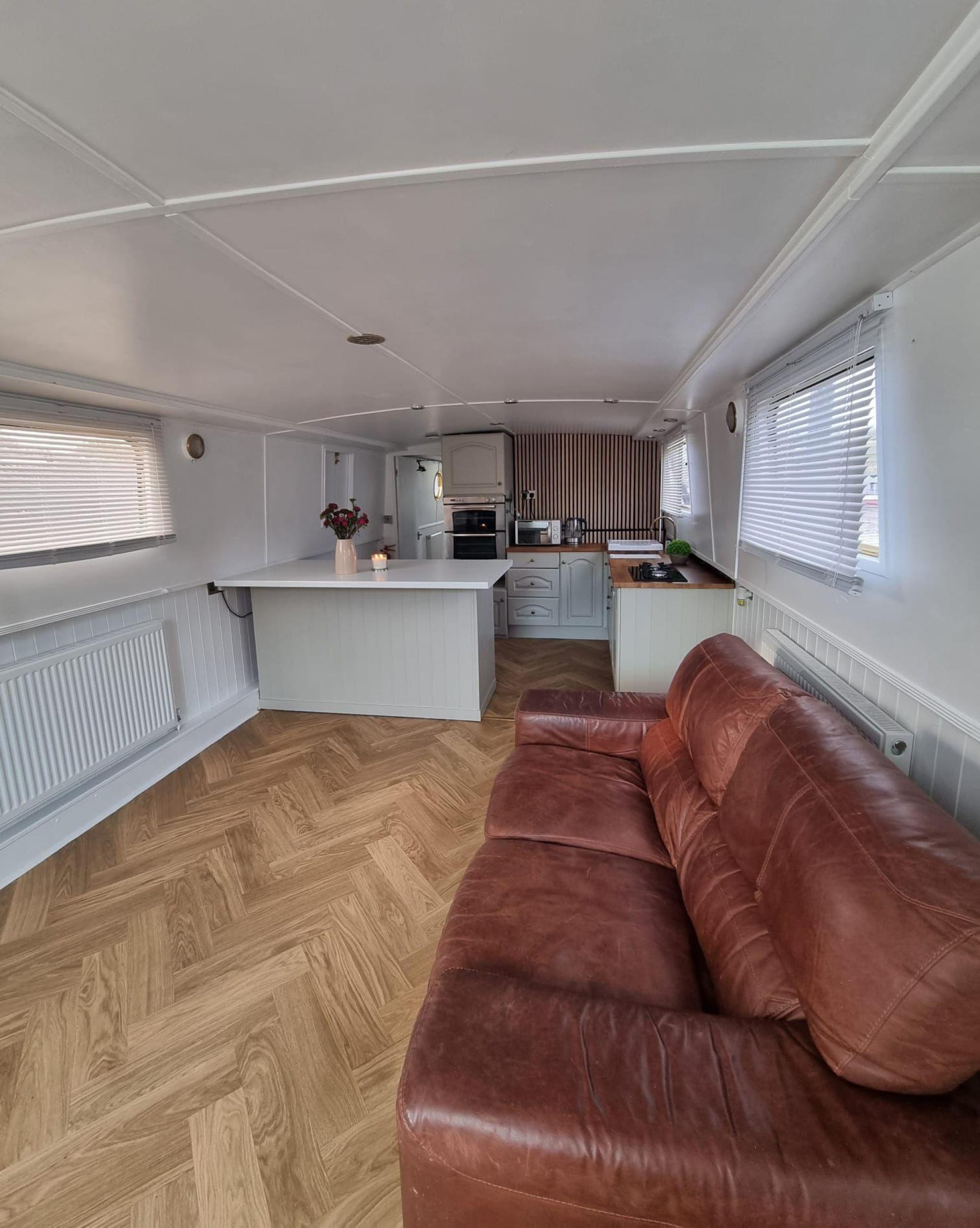 Saloon 1