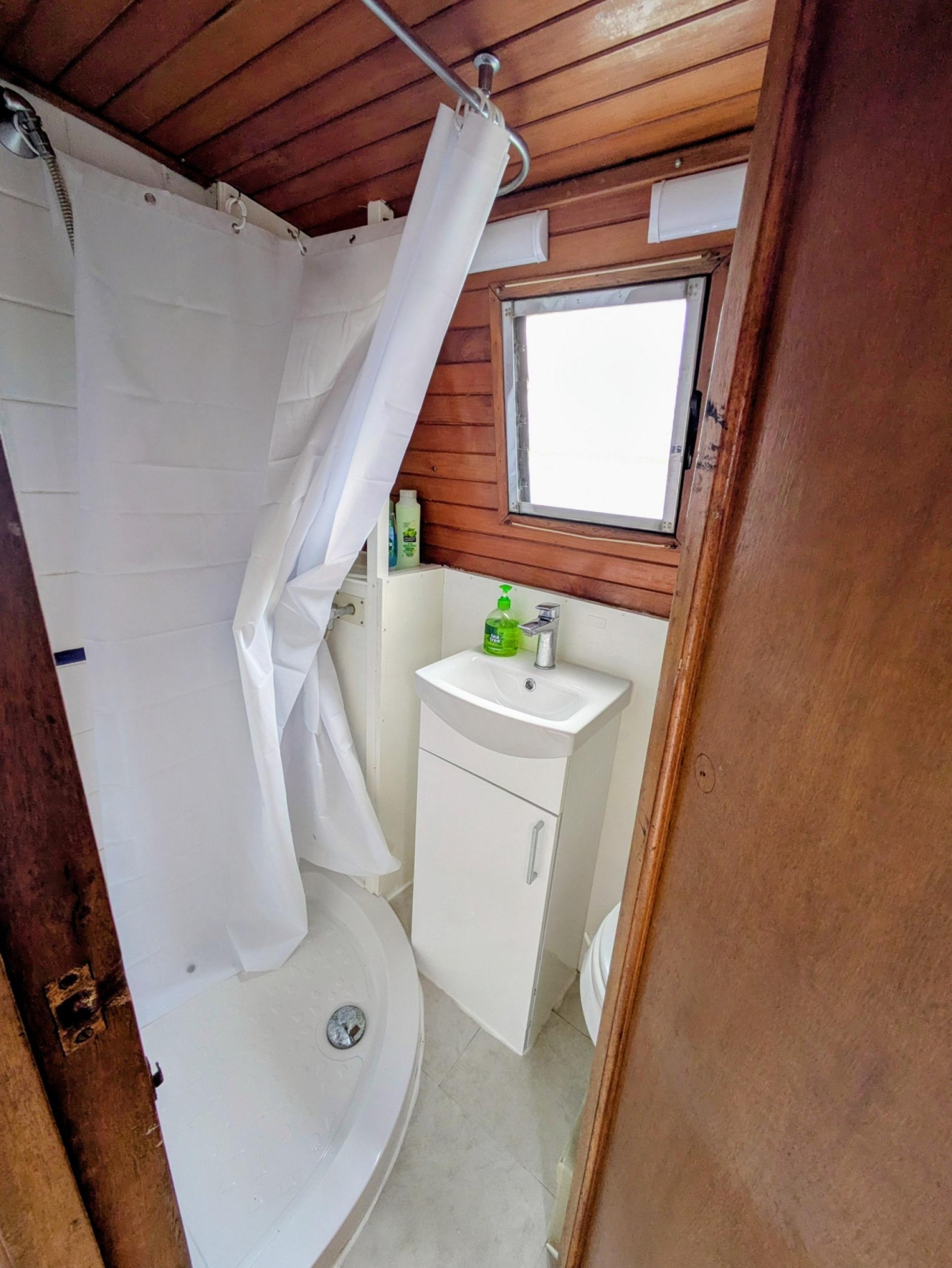 Shower room 2