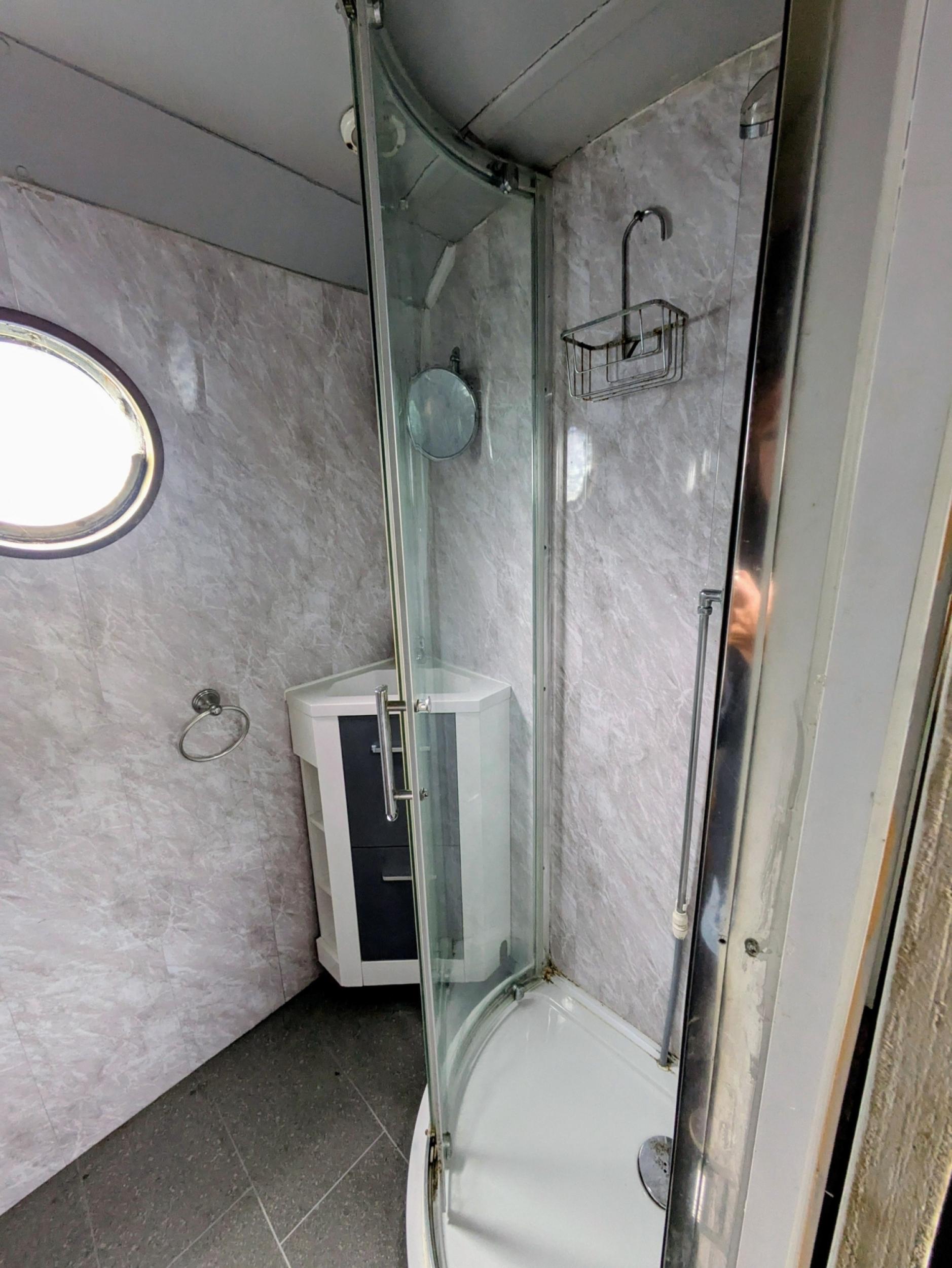 Shower room 2