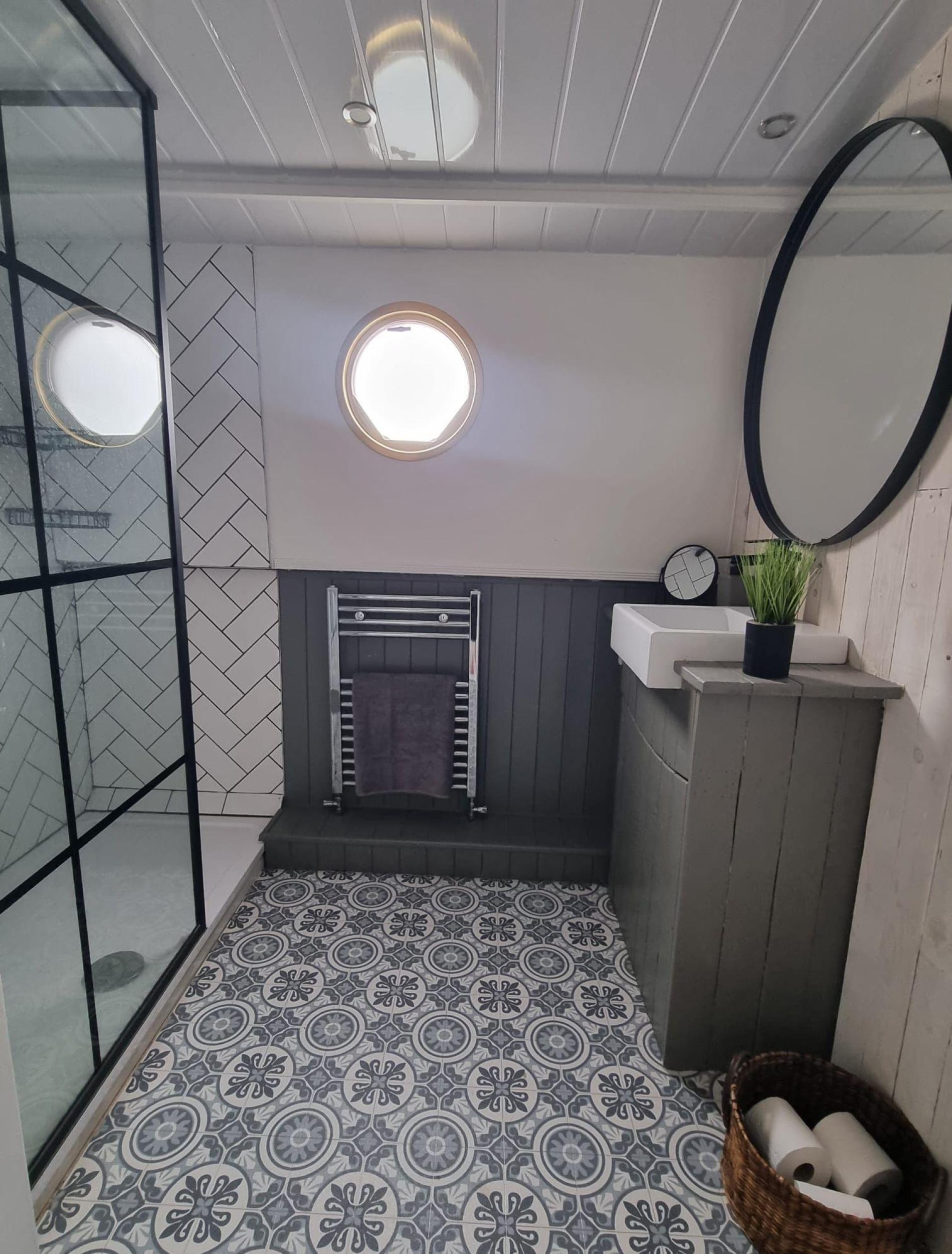 Shower room 5