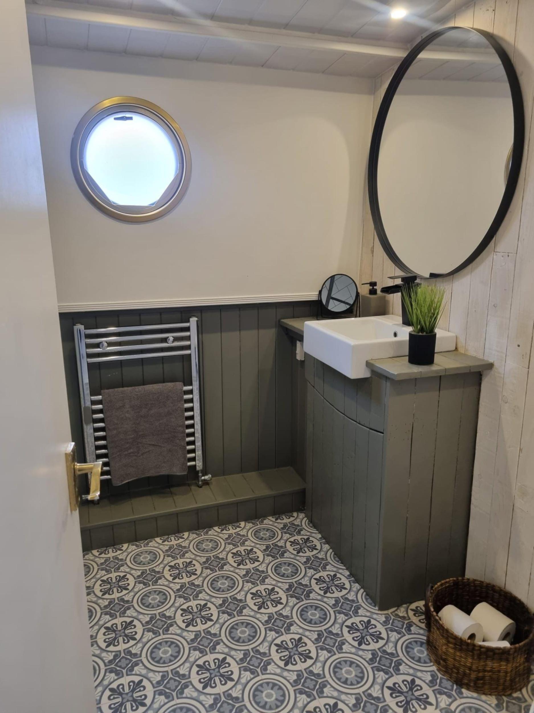 Shower room 8