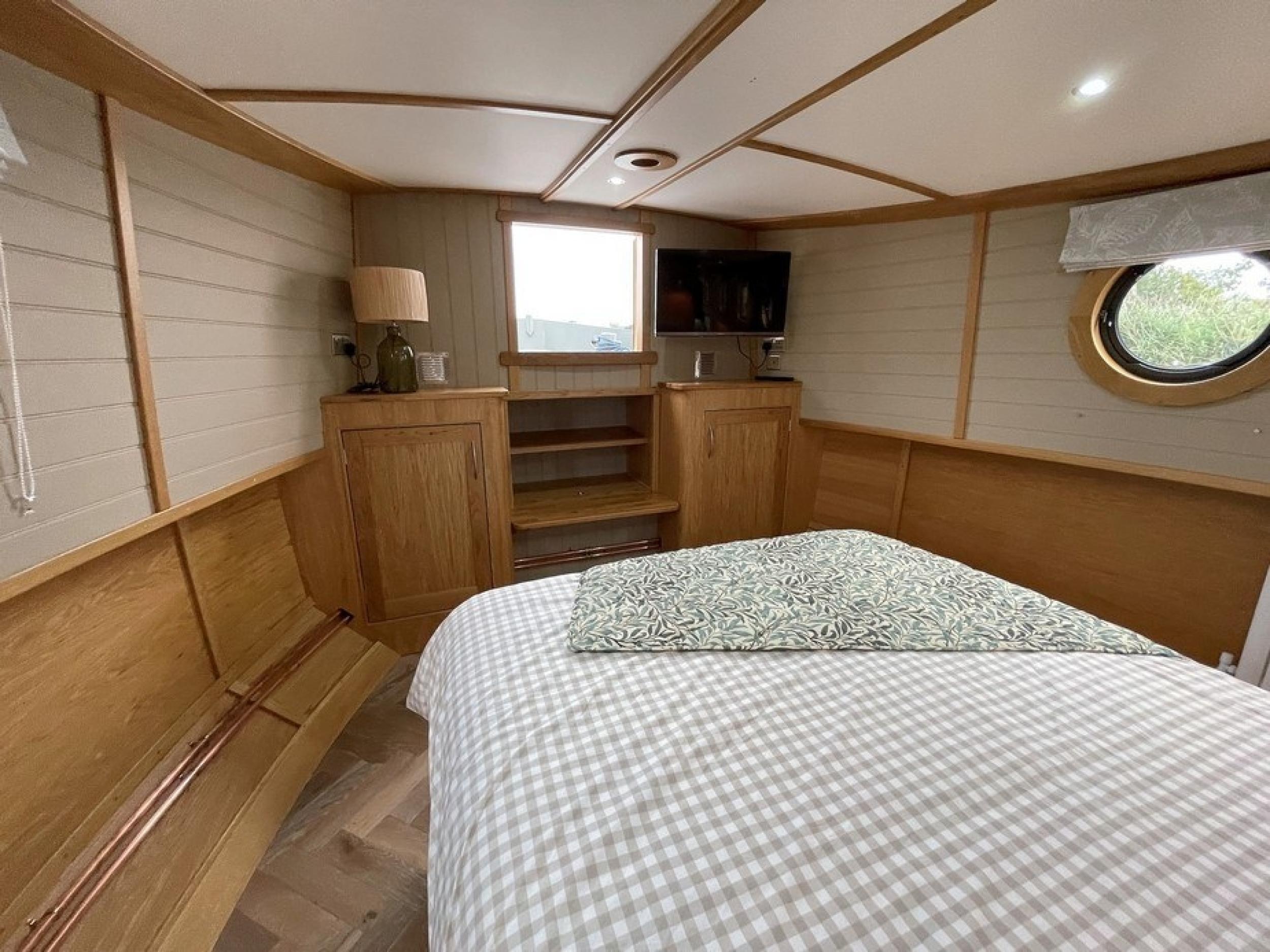 KG Widebeam boat 100