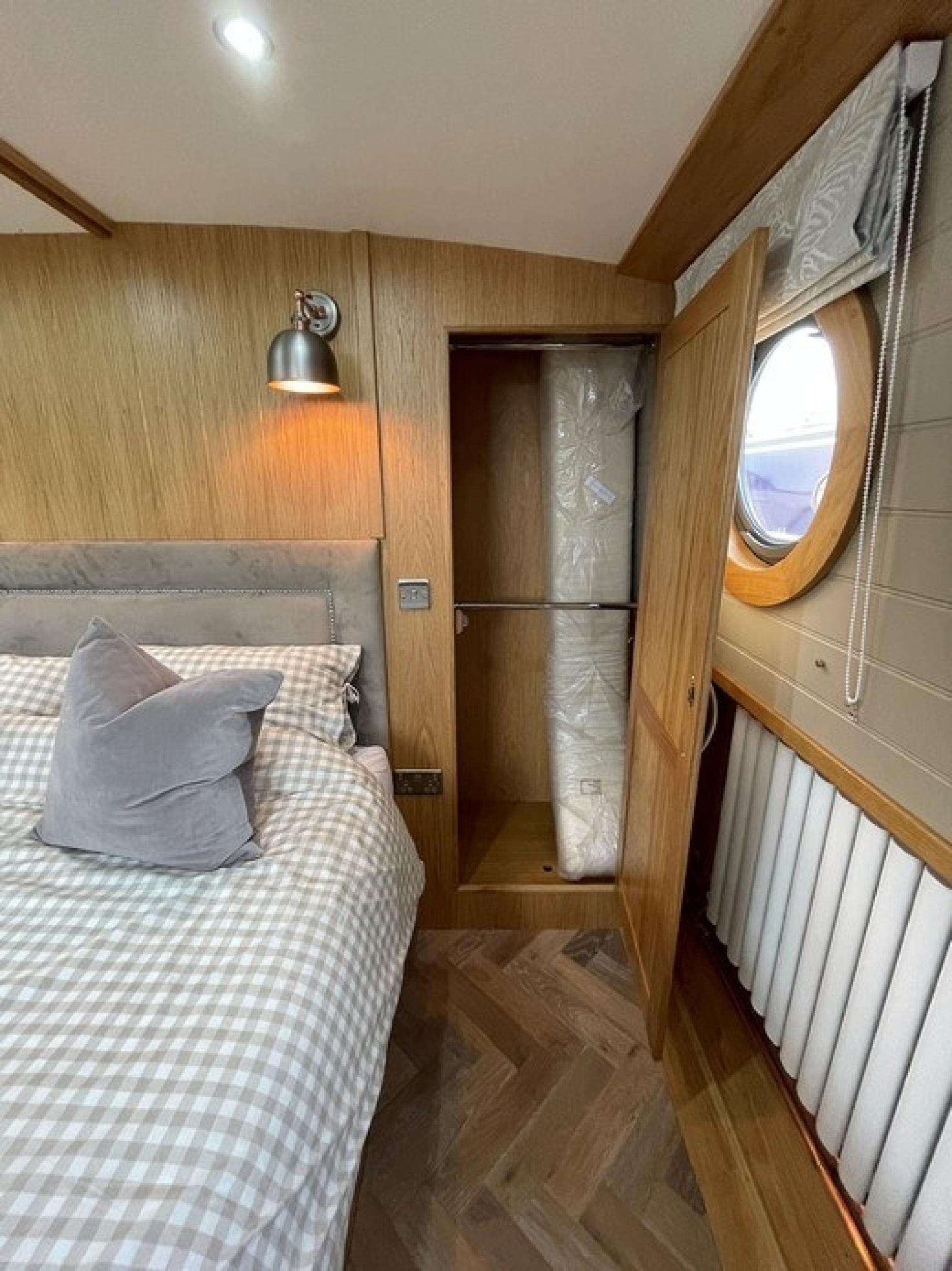 KG Widebeam boat 102