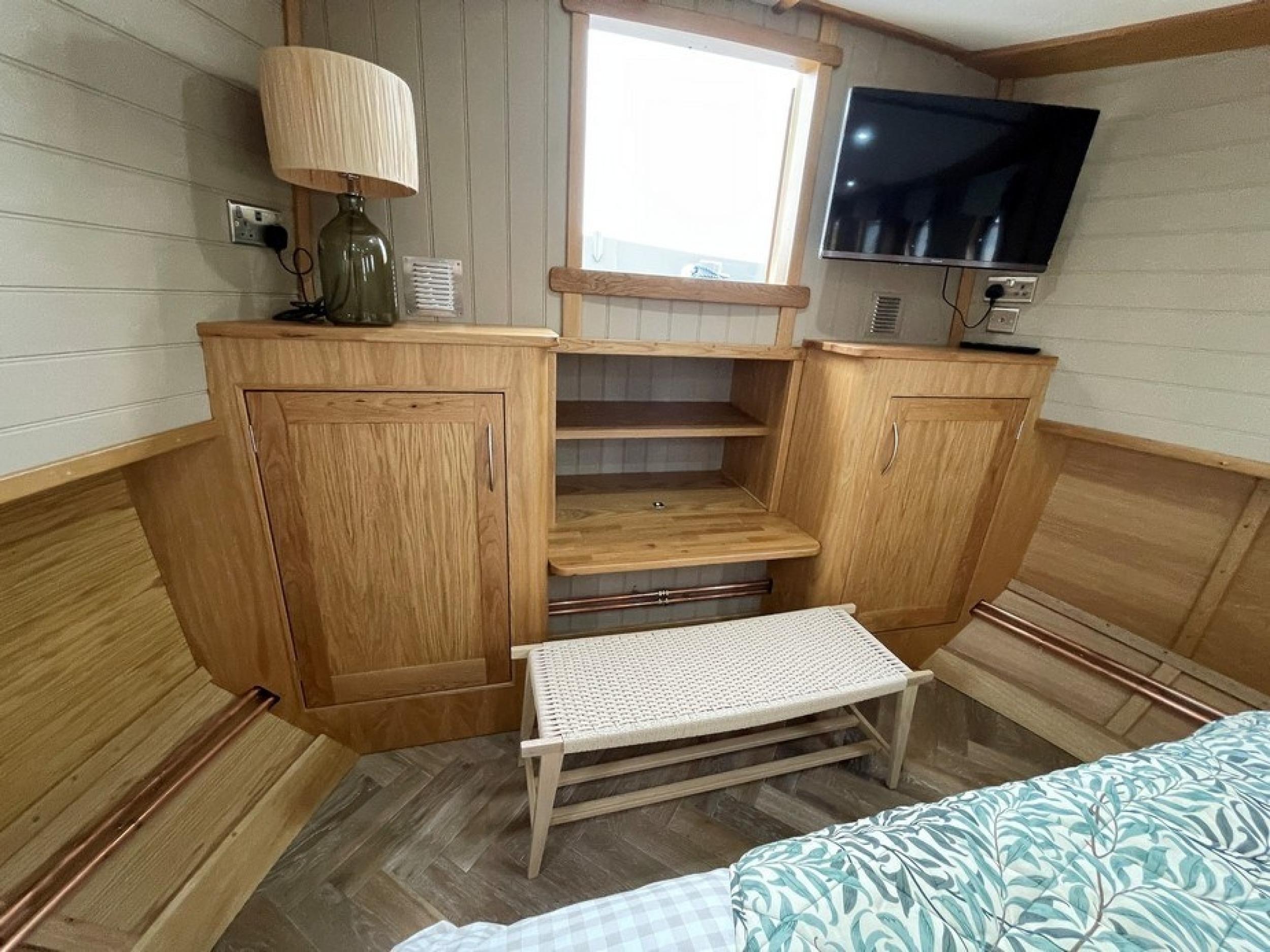 KG Widebeam boat 103