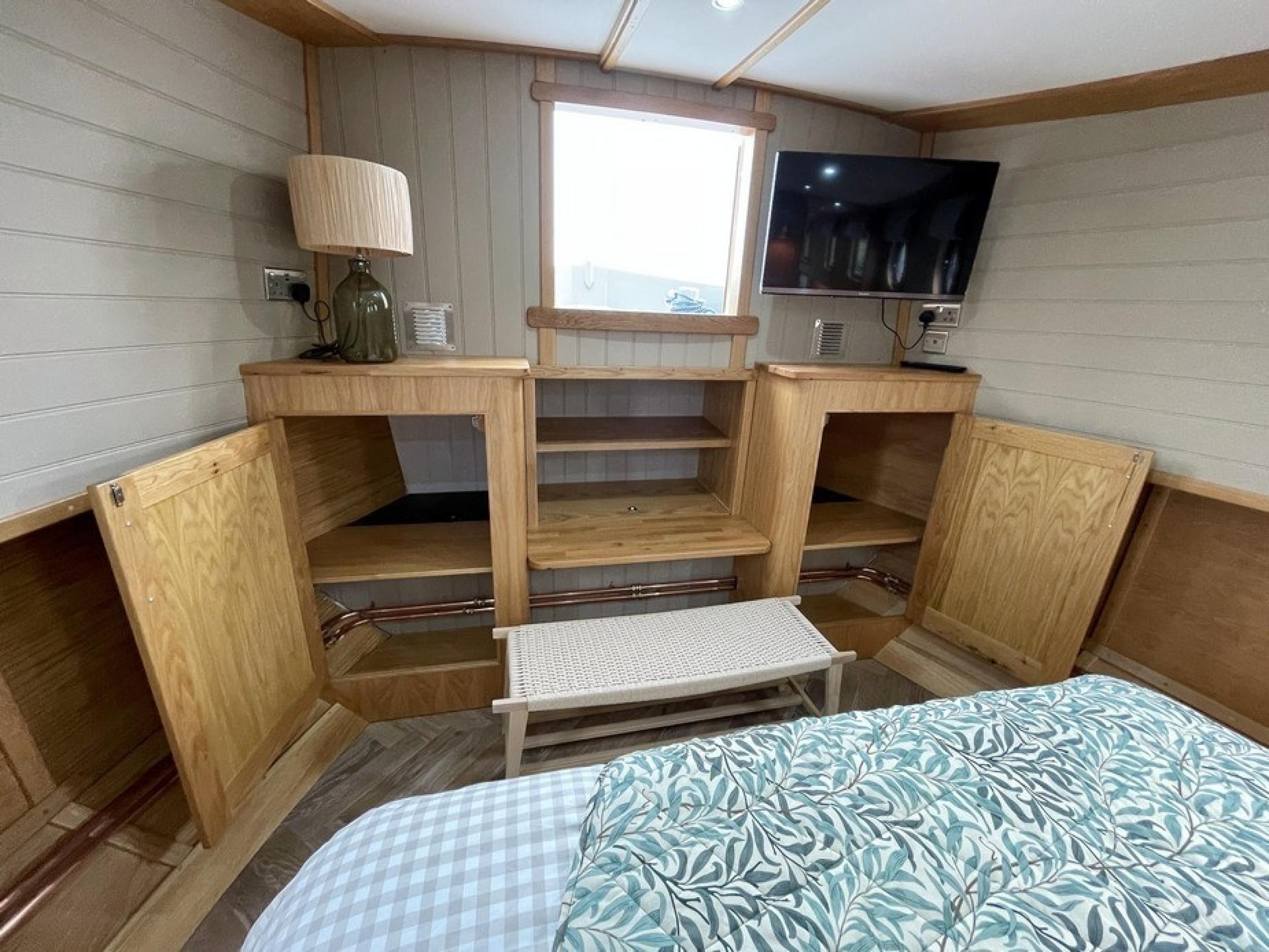 KG Widebeam boat 104