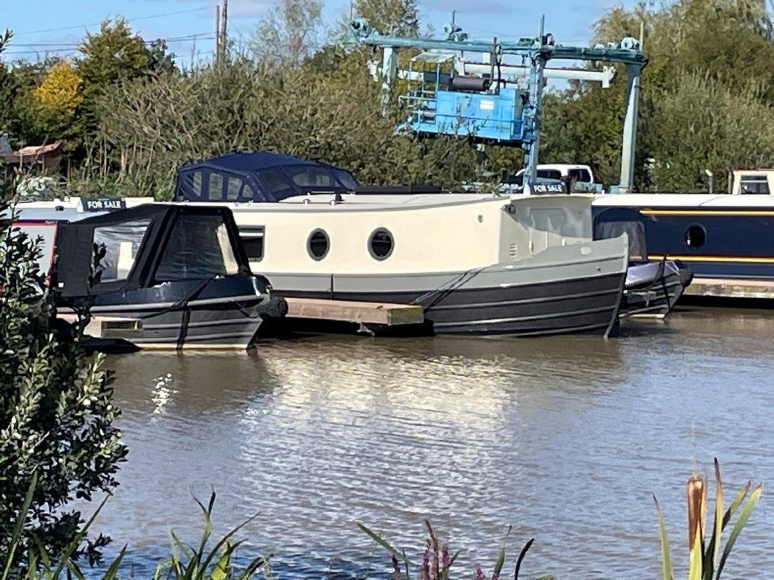 KG Widebeam boat 24