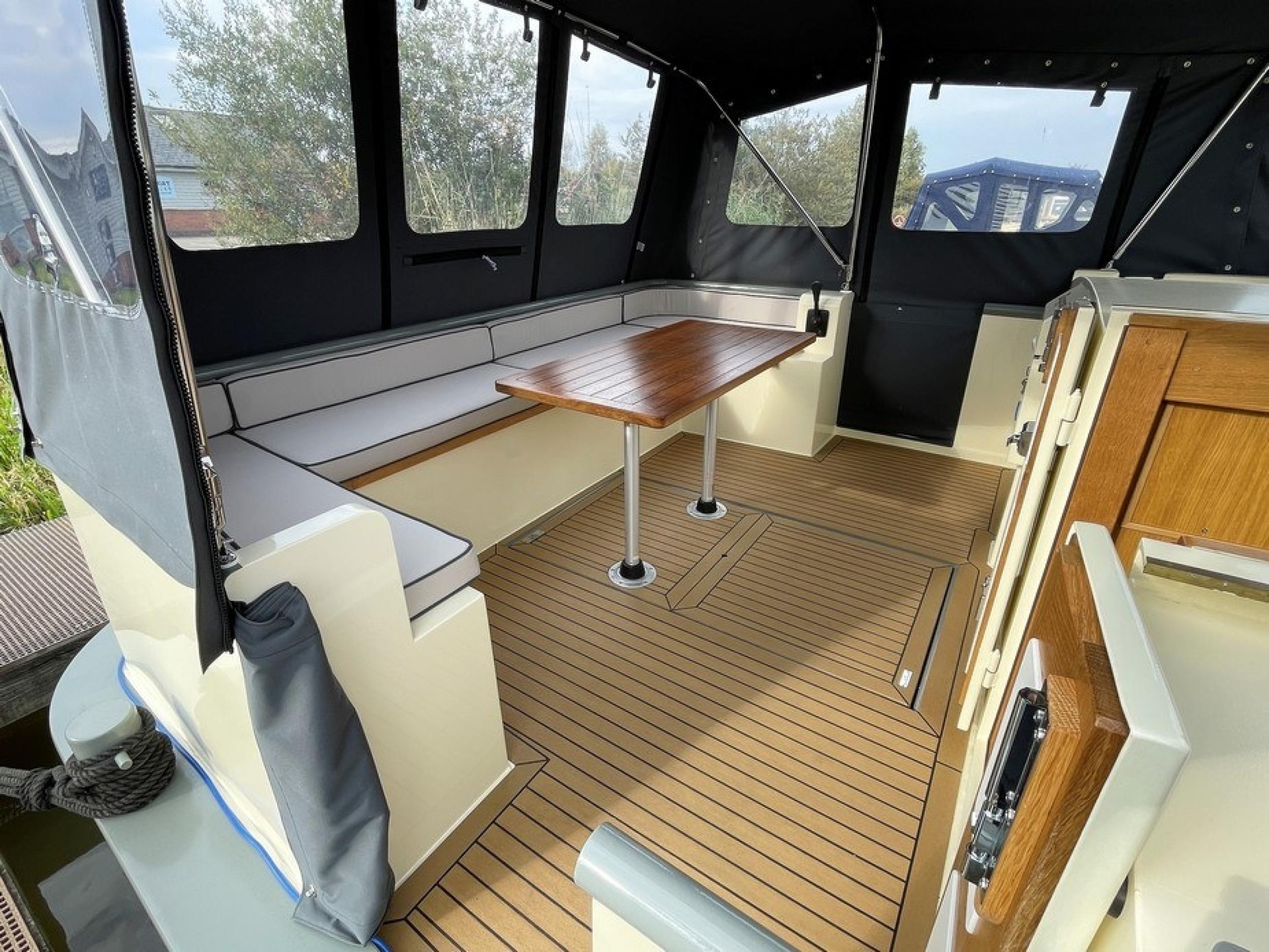 KG Widebeam boat 28