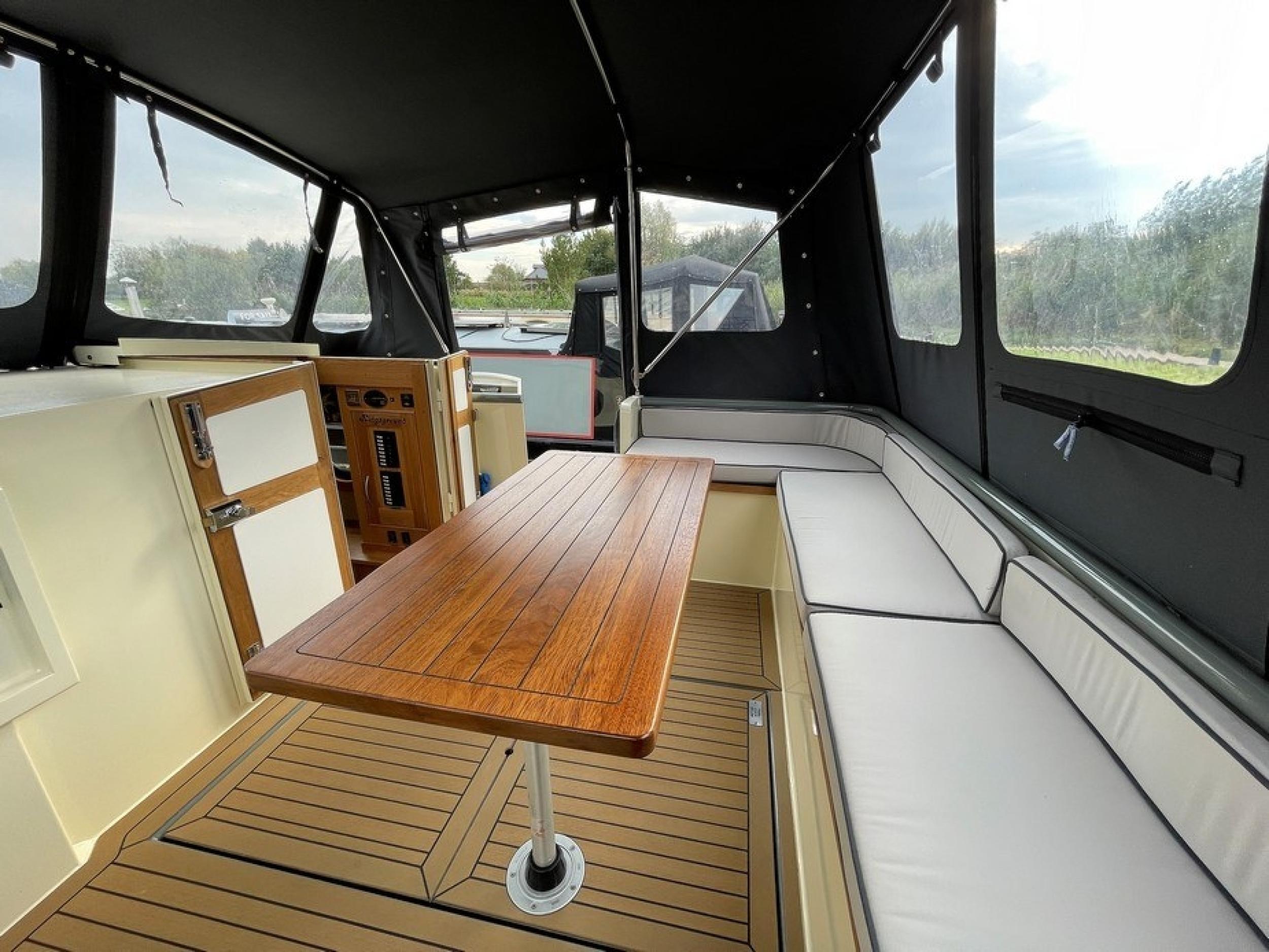 KG Widebeam boat 32