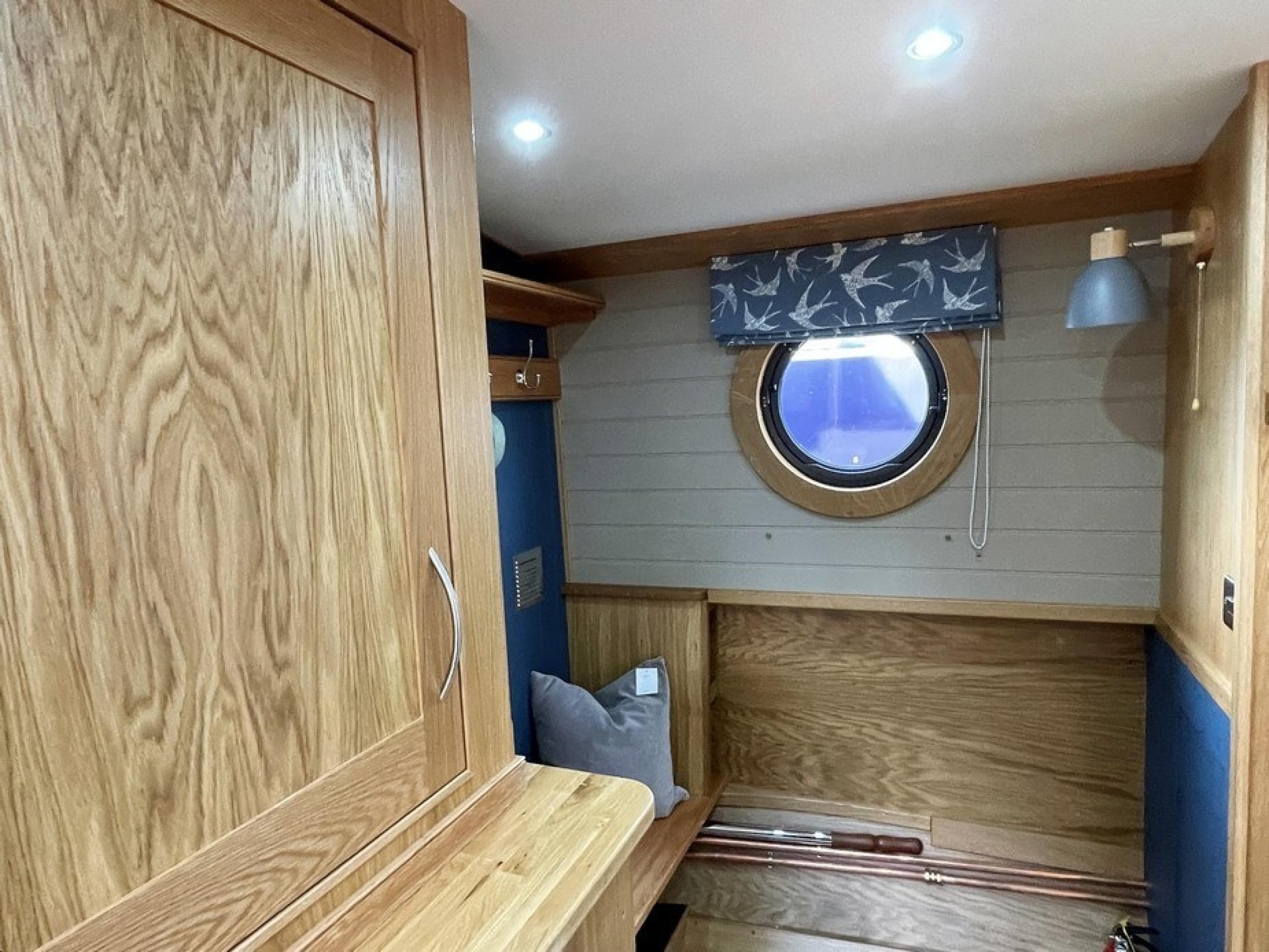 KG Widebeam boat 47