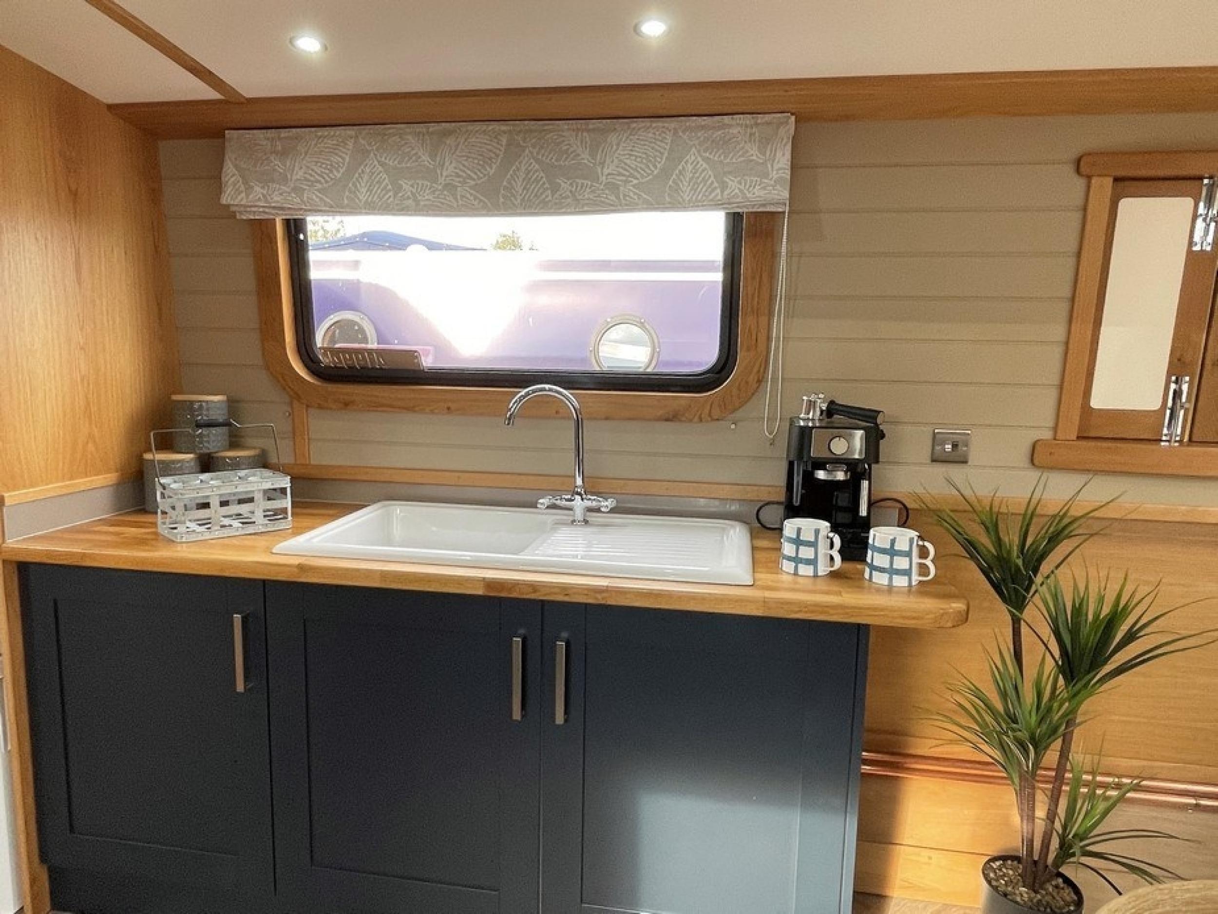 KG Widebeam boat 52