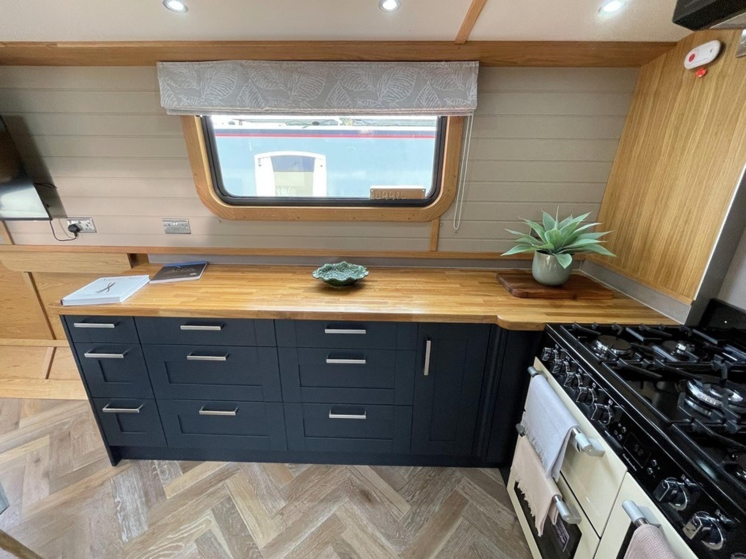 KG Widebeam boat 56