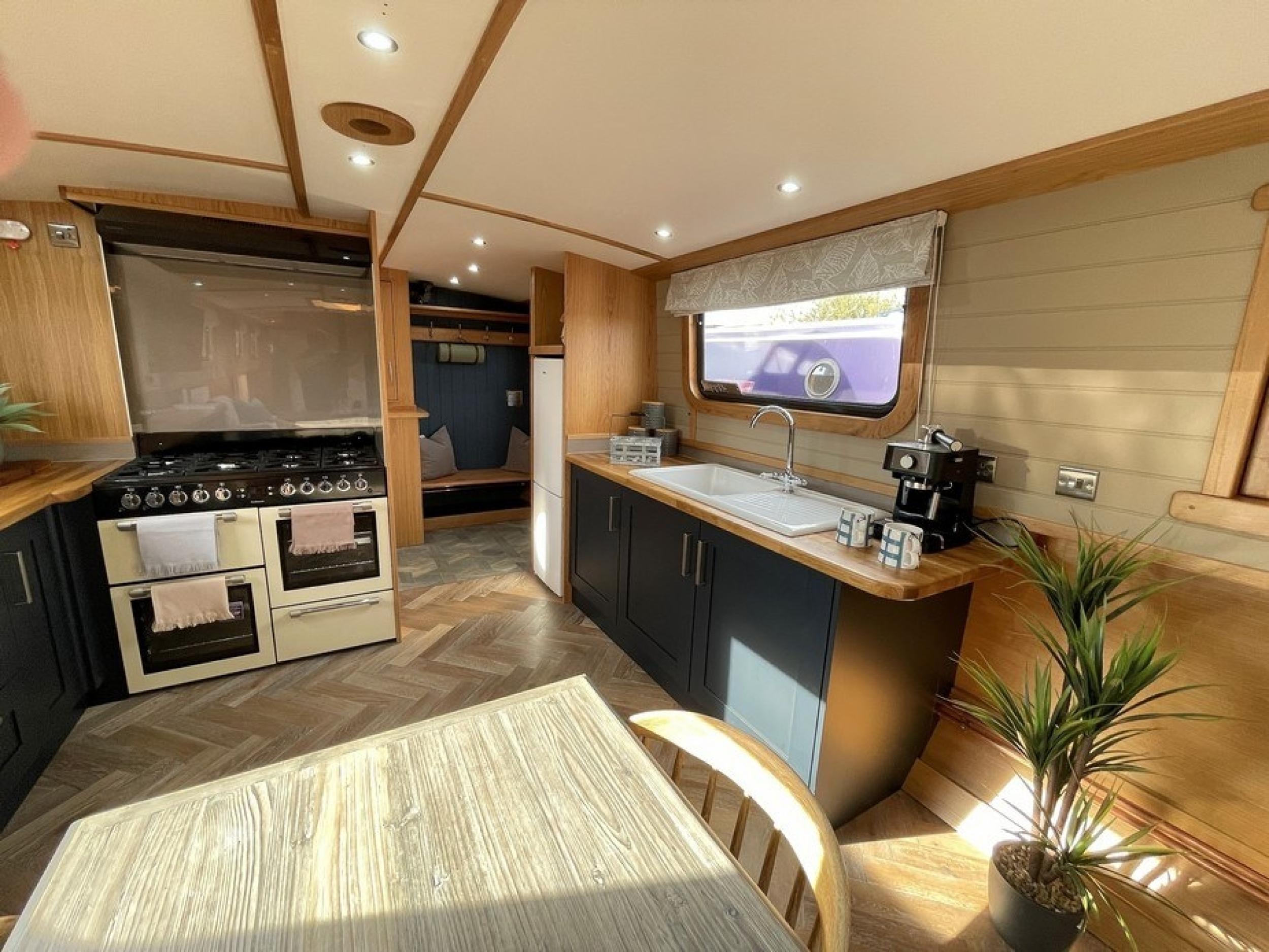 KG Widebeam boat 57