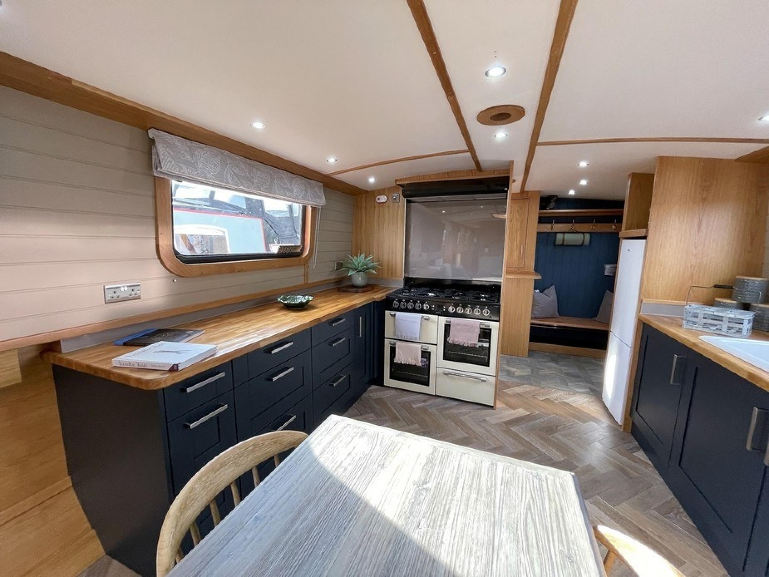 KG Widebeam boat 58