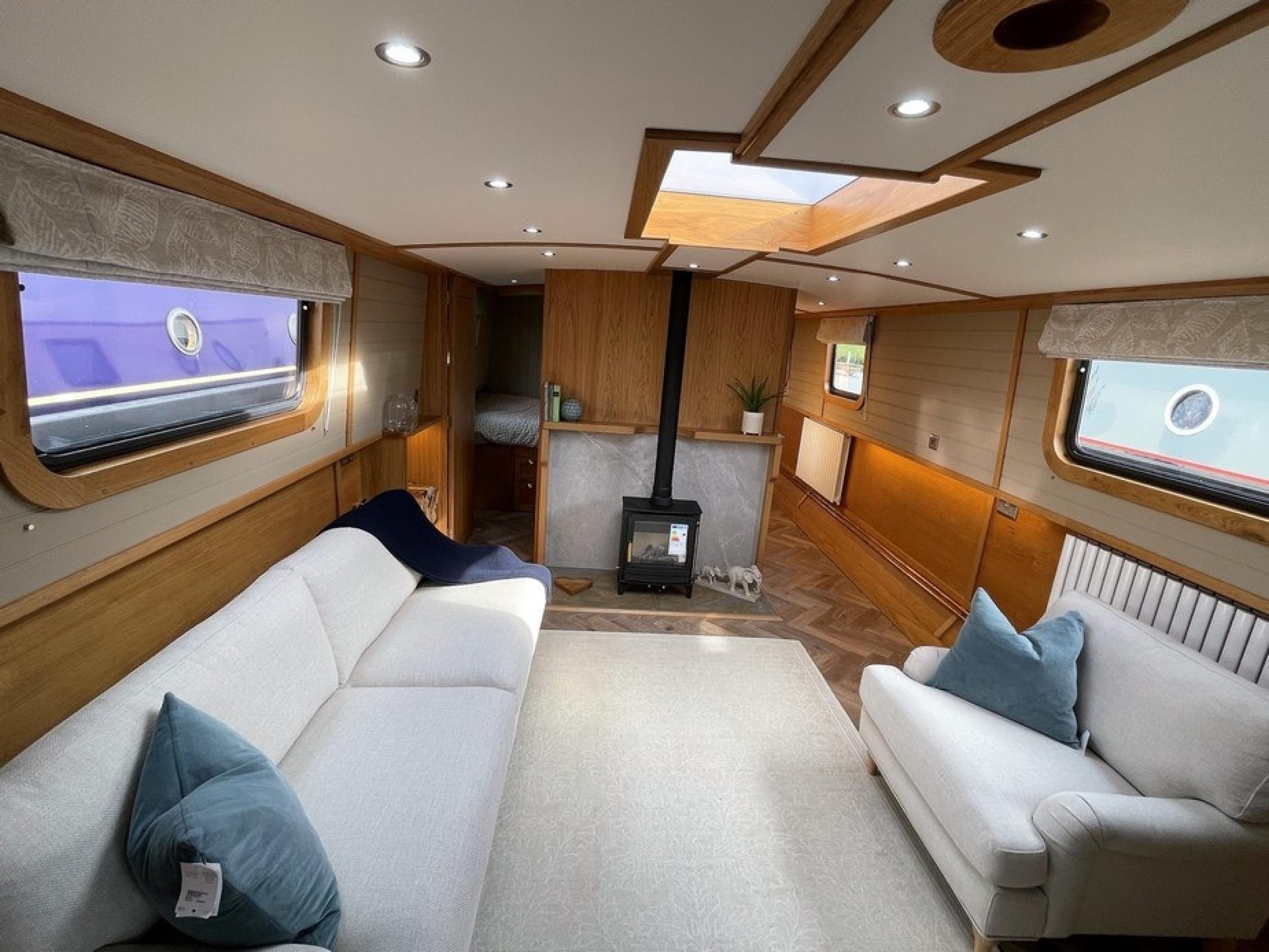 KG Widebeam boat 67