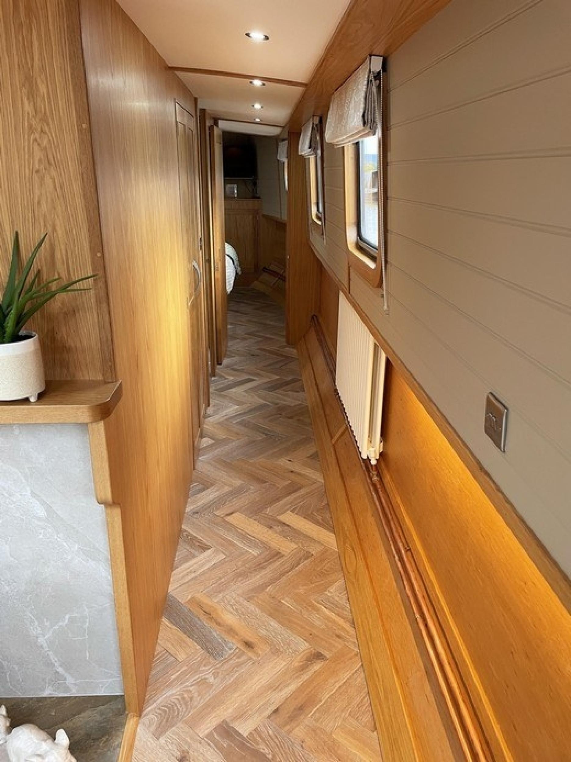KG Widebeam boat 80