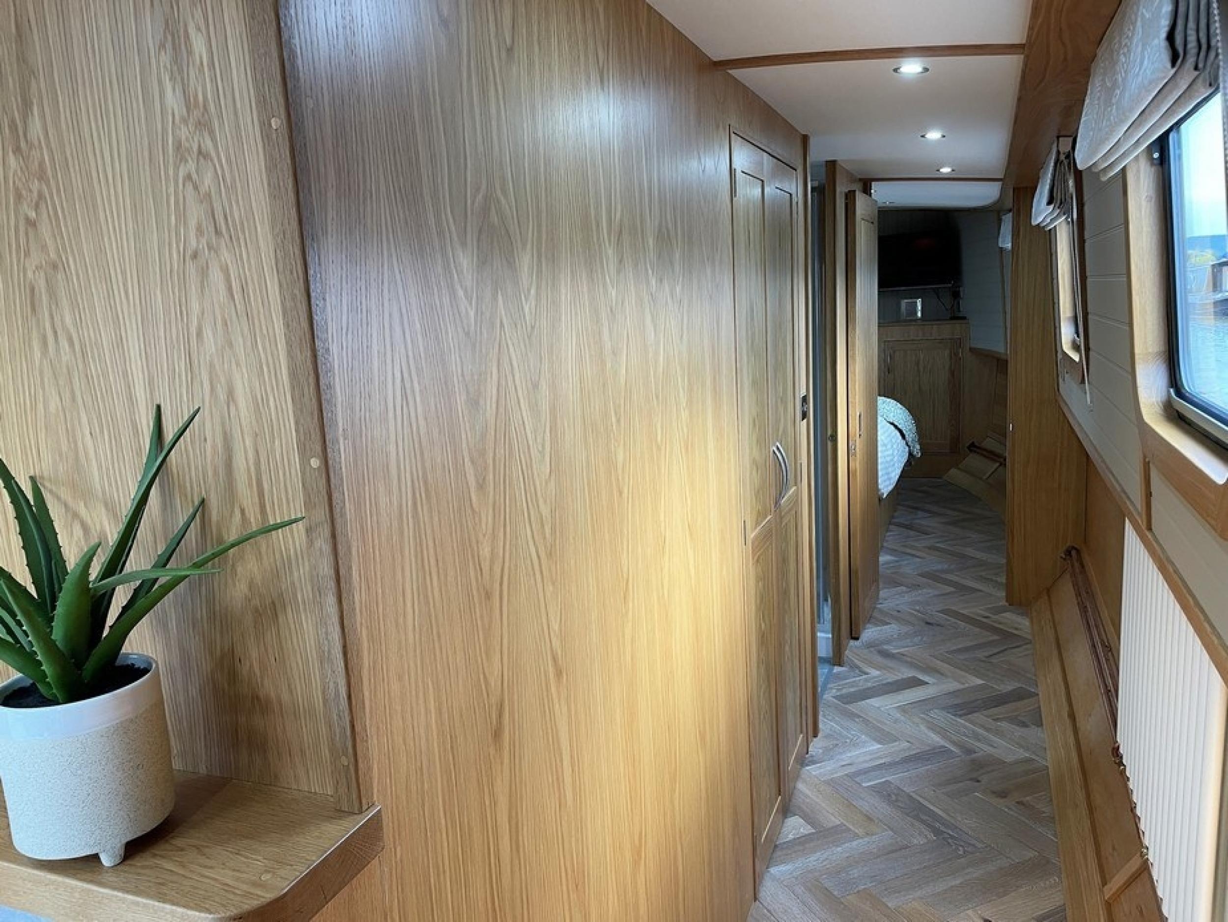 KG Widebeam boat 82