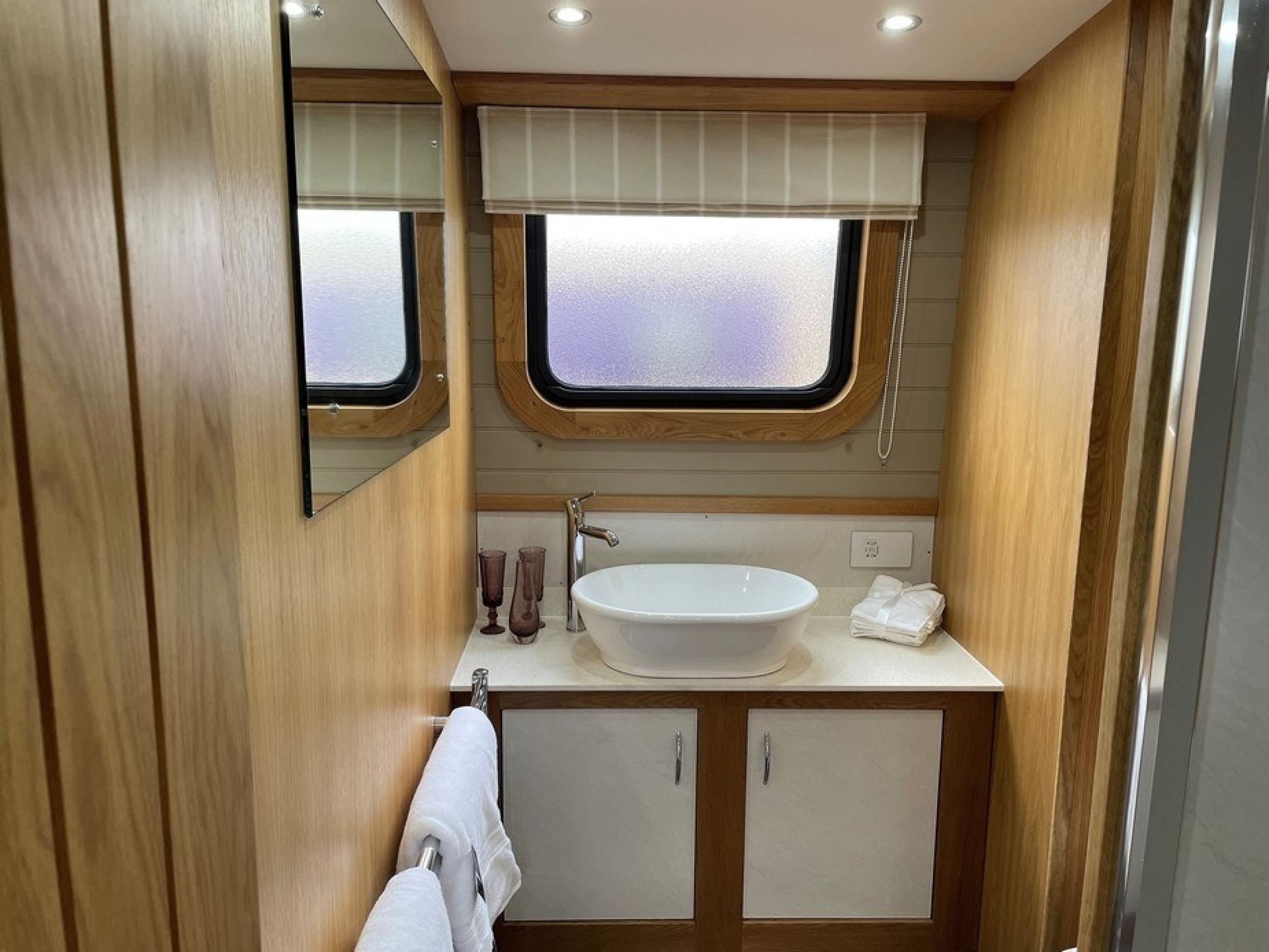 KG Widebeam boat 83
