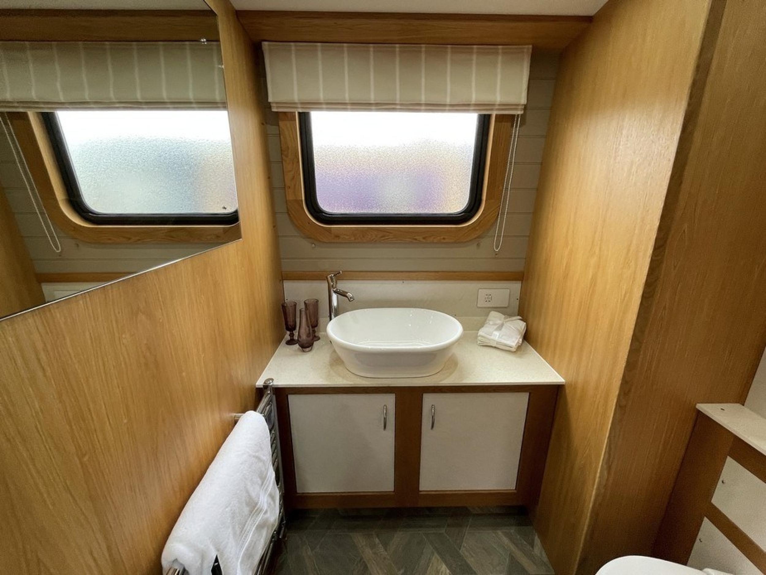 KG Widebeam boat 87