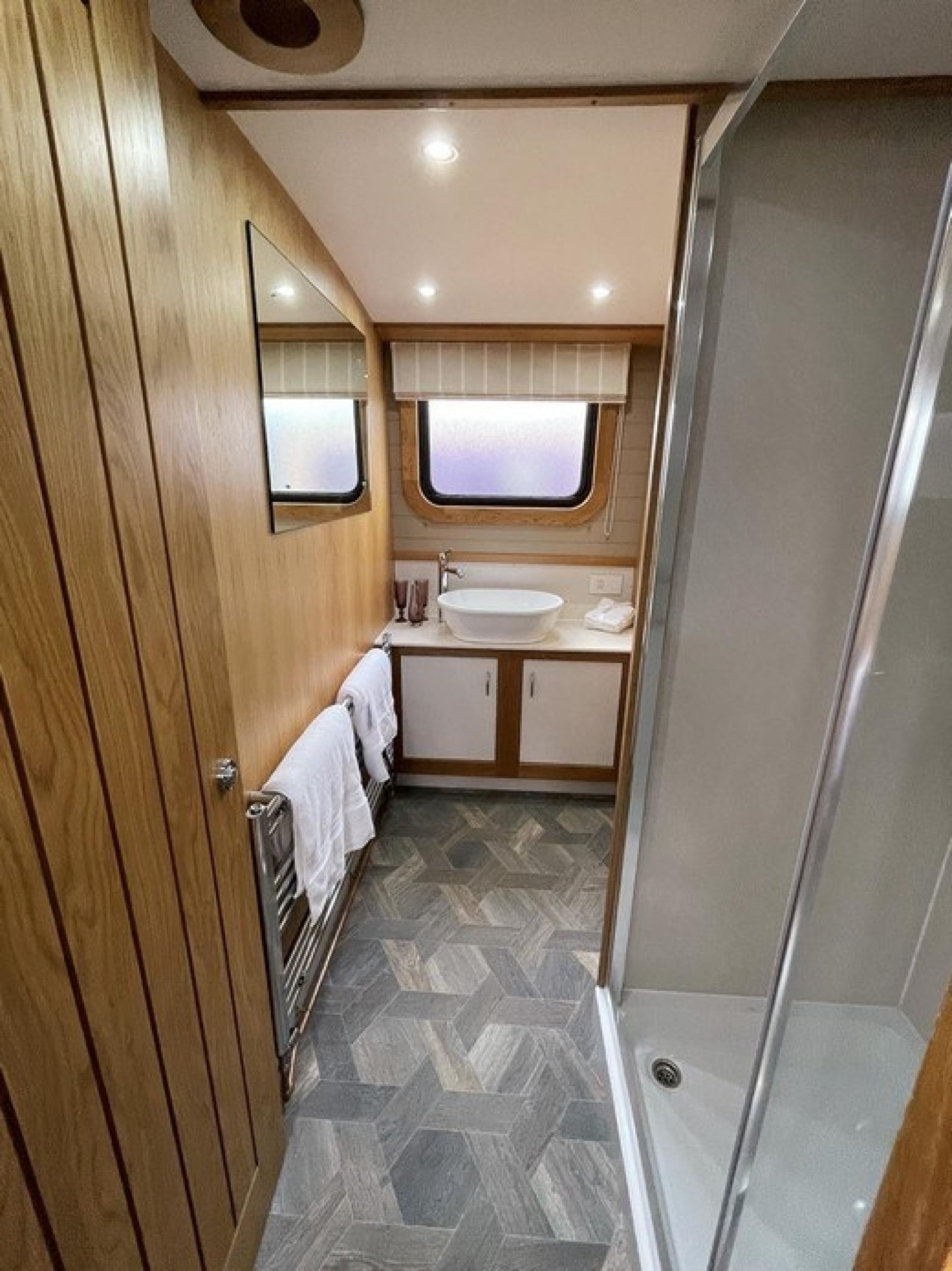 KG Widebeam boat 92