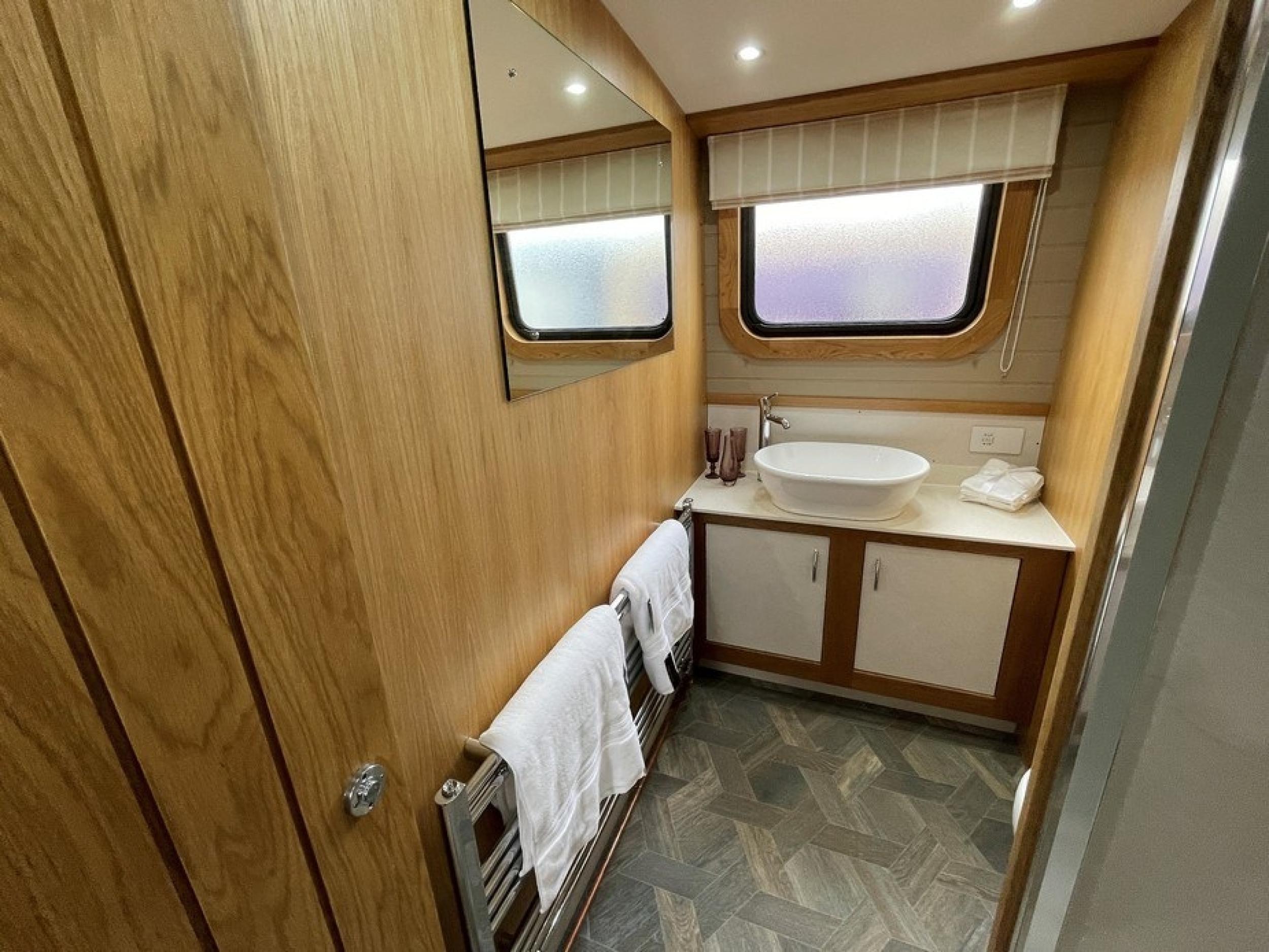 KG Widebeam boat 93