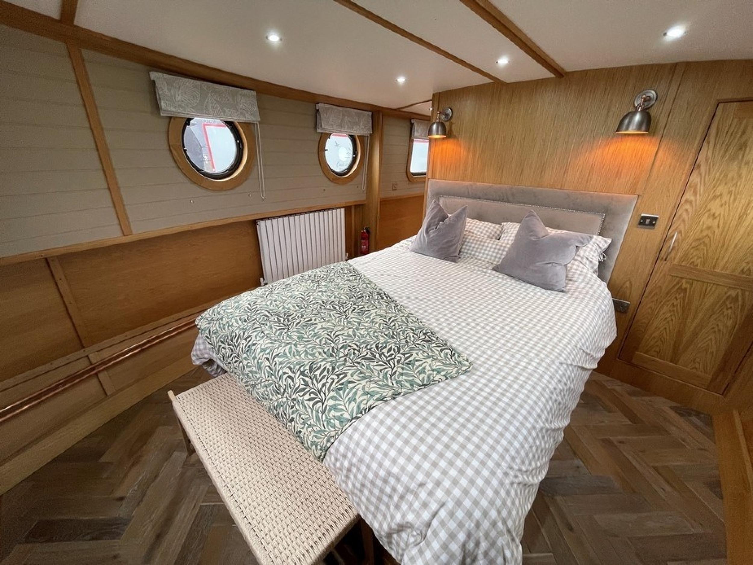 KG Widebeam boat 97