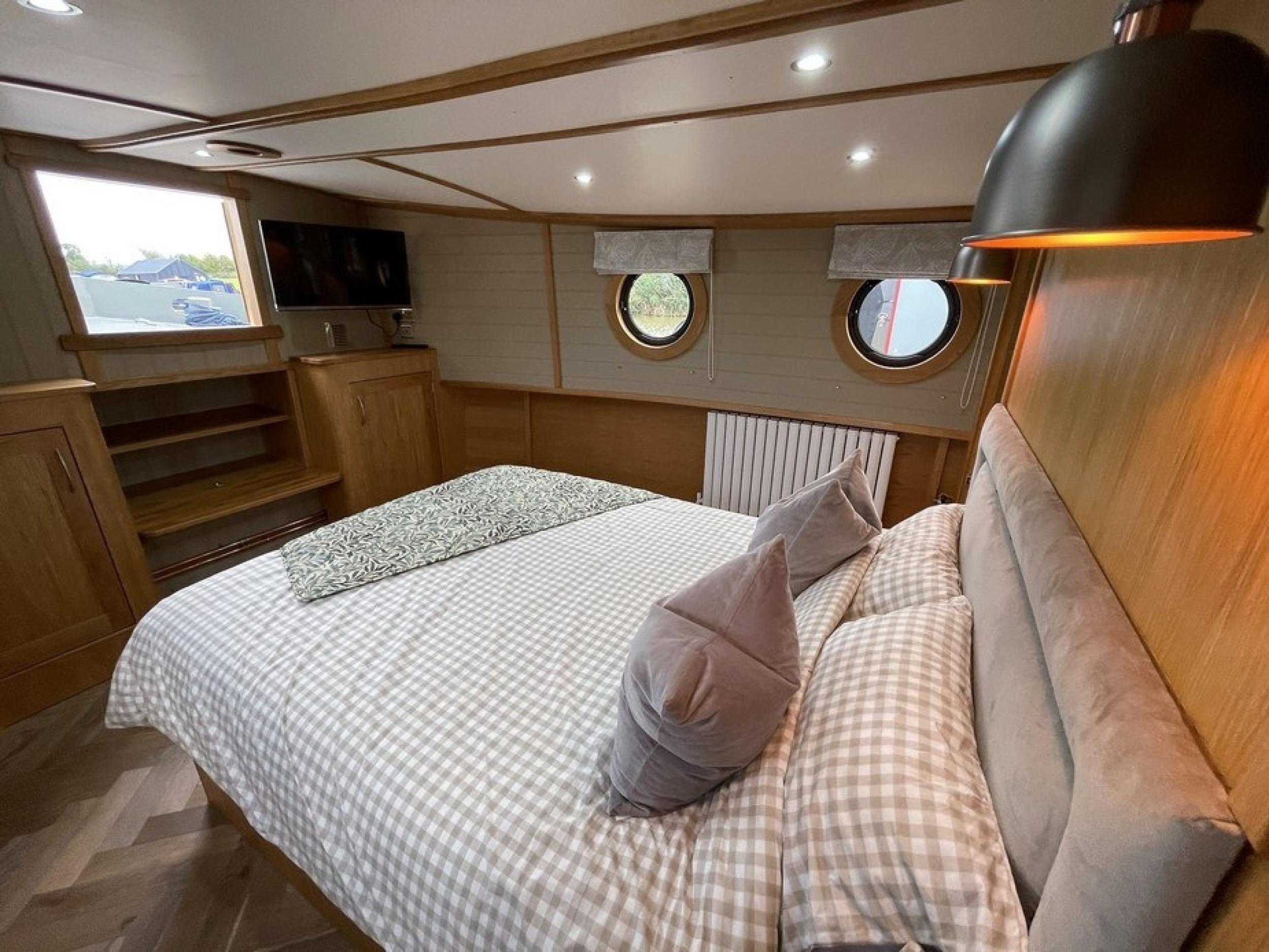 KG Widebeam boat 98