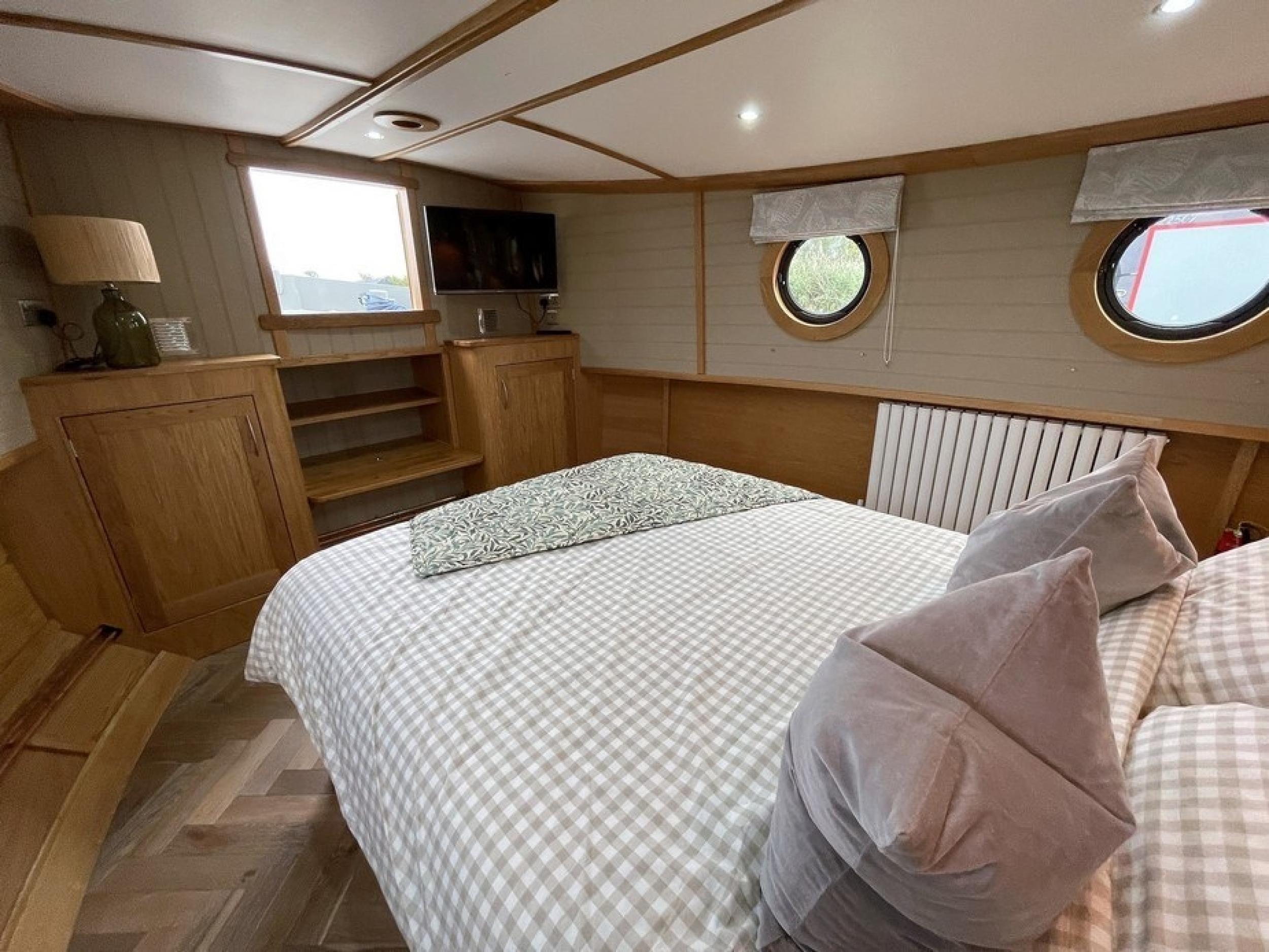 KG Widebeam boat 99