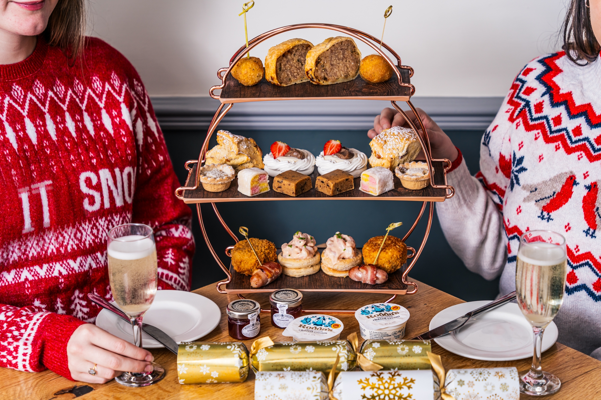 LLE GI XMAS AFT TEA AW23 06982