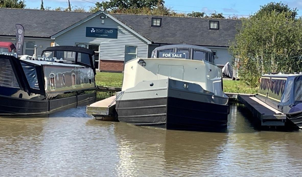 KG Widebeam boat 17
